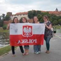 GVSU学生举着波兰国旗